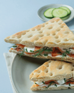Deux sandwichs au saumon avec le pain Suédois La Boulangère