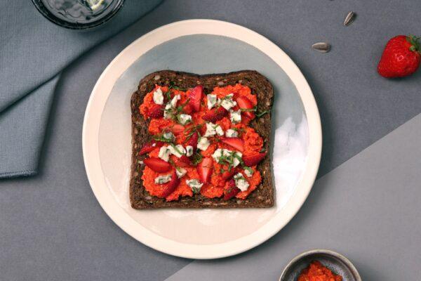 Photo d'une tranche de pain de mie Seigle & Graines garnis avec du poivron rouge, des fraises et du bleu